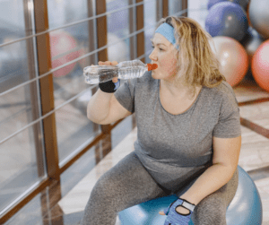 a woman in her 40s working out at the gym 