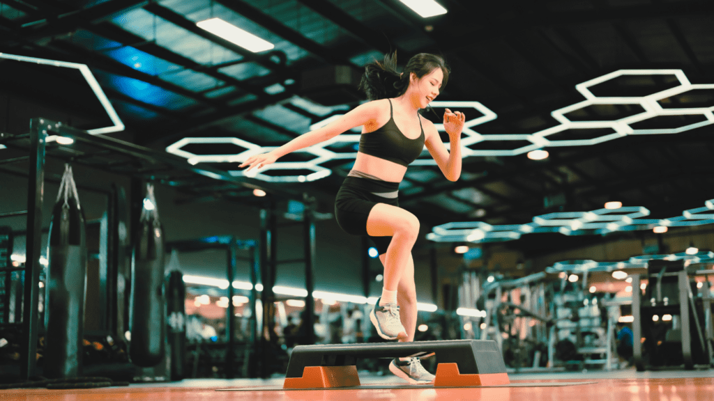 A woman at the gym performing High-Intensity Interval Training (HIIT)