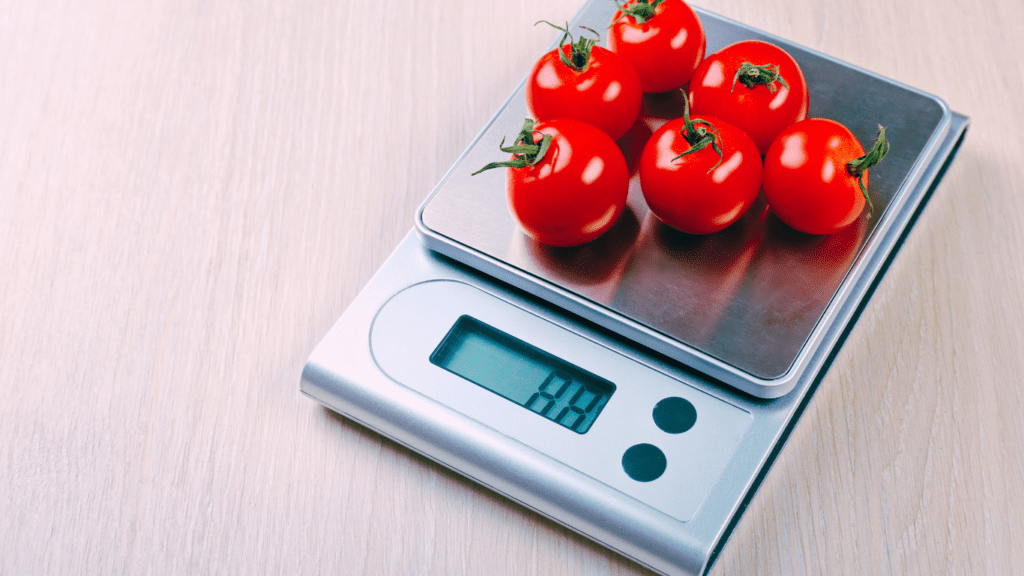 A Photo that shows measuring tomatoes in grams